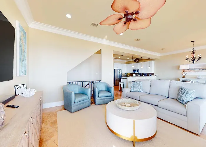 Luxurious Gulf-front W Direct Access Close To Shops & Dining Holiday home *
