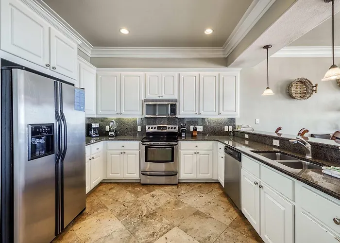 Luxurious Gulf-front W Direct Access Close To Shops & Dining Holiday home