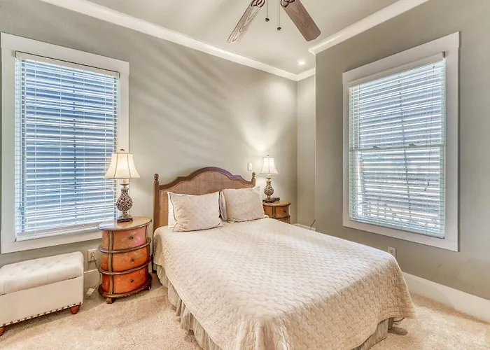 Luxurious Gulf-front W Direct Access Close To Shops & Dining *