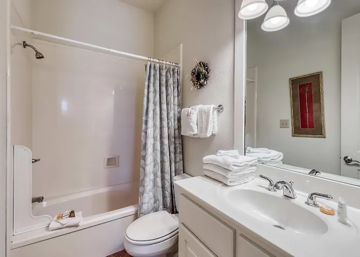 Luxurious Gulf-front W Direct Access Close To Shops & Dining Holiday home *