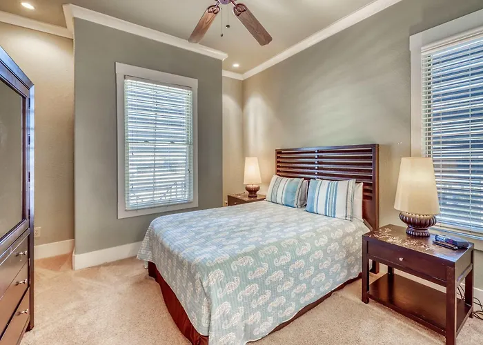 Holiday home Luxurious Gulf-front W Direct Access Close To Shops & Dining Gulf Shores