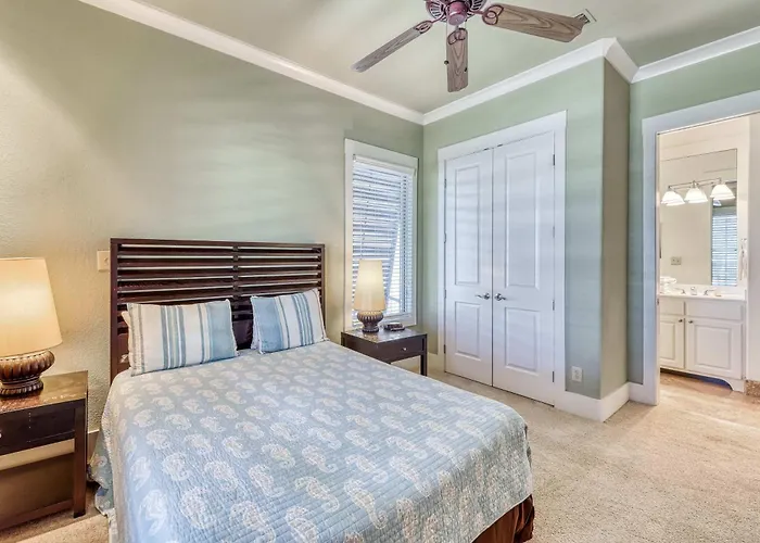Luxurious Gulf-front W Direct Access Close To Shops & Dining Holiday home *