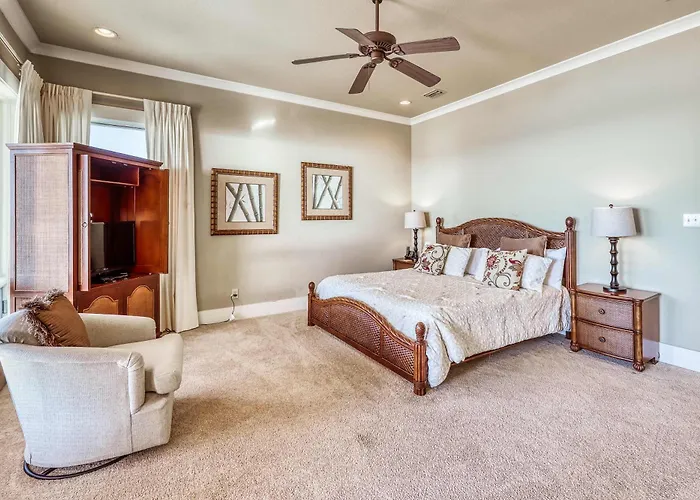 Luxurious Gulf-front W Direct Access Close To Shops & Dining Holiday home