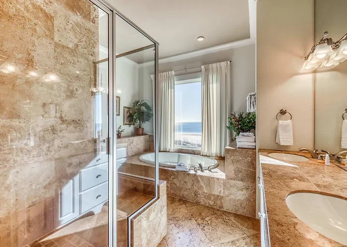 Luxurious Gulf-front W Direct Access Close To Shops & Dining Holiday home *