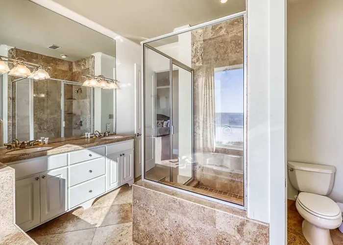 Luxurious Gulf-front W Direct Access Close To Shops & Dining Holiday home