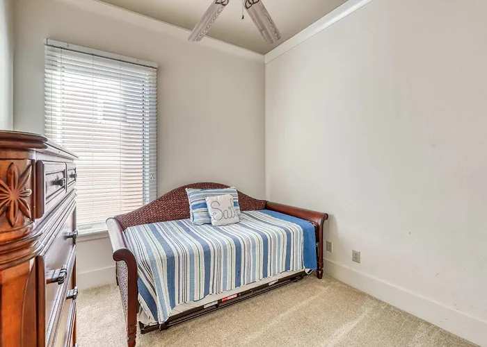 Luxurious Gulf-front W Direct Access Close To Shops & Dining Holiday home *