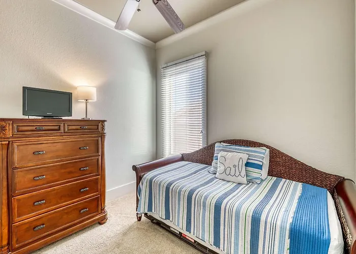 Luxurious Gulf-front W Direct Access Close To Shops & Dining Holiday home