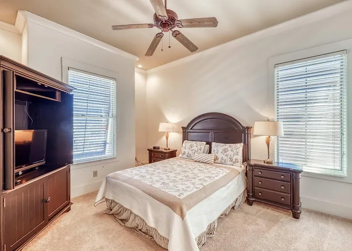 Holiday home Luxurious Gulf-front W Direct Access Close To Shops & Dining *