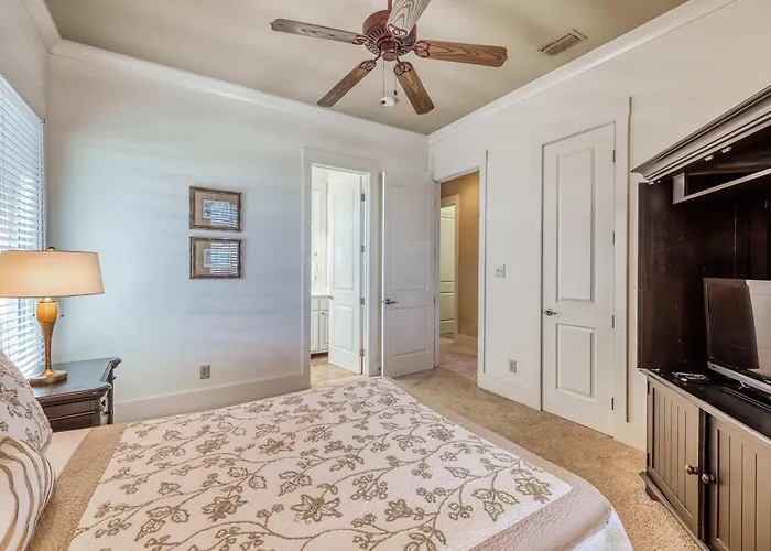 Holiday home Luxurious Gulf-front W Direct Access Close To Shops & Dining