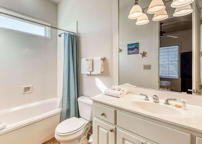 Luxurious Gulf-front W Direct Access Close To Shops & Dining Holiday home