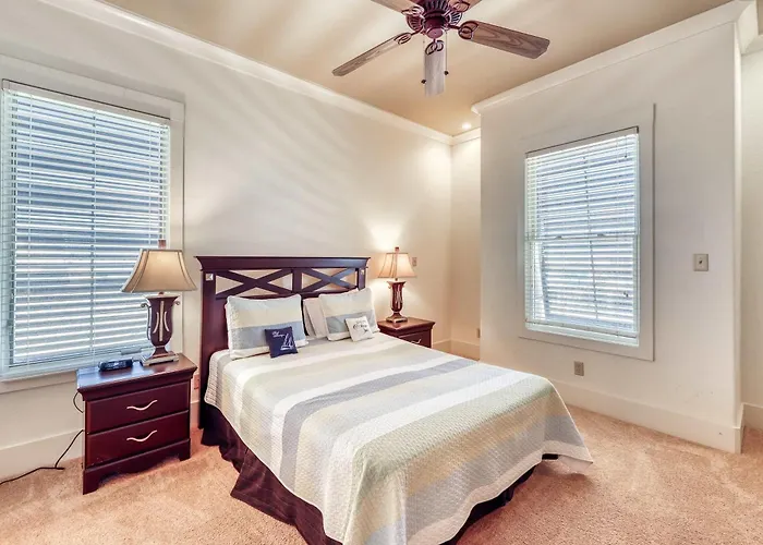 Holiday home Luxurious Gulf-front W Direct Access Close To Shops & Dining *